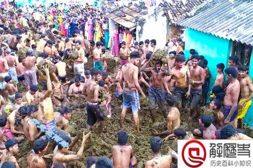 印度上千村民互扔牛粪送祝福 印度人为什么那么喜欢牛粪呢