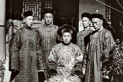 晚清的遗老遗少,过了几十年却不知清朝已灭亡