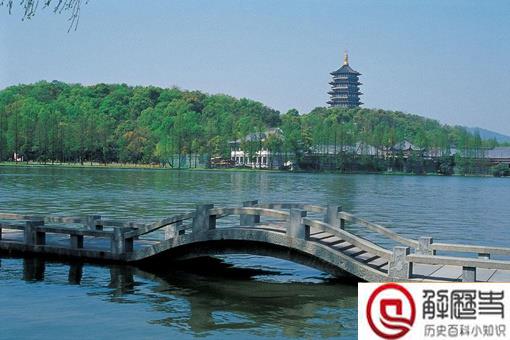 雷峰塔突然坍塌时,里面真的挖出了装有蜈蚣的盒子?