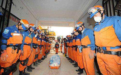 2008年5月16日:中国政府接受的第一个外国救援队伍