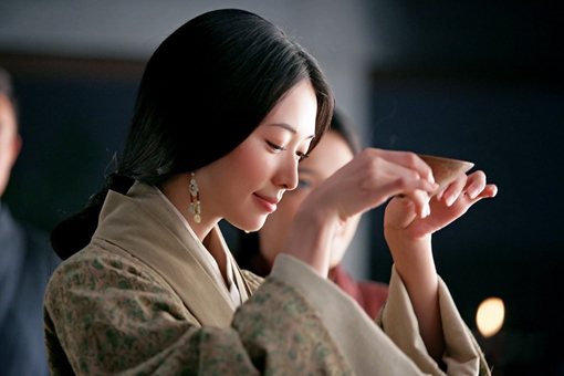 周瑜是怎么爱上小乔的?小乔最喜欢的是不是周瑜?