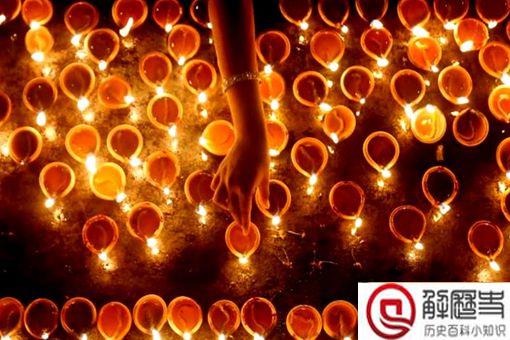 印度上千村民互扔牛粪送祝福 印度人为什么那么喜欢牛粪呢