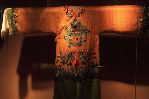 历史上龙袍一共出现过几种颜色?秦始皇的龙袍为什么是黑色的?