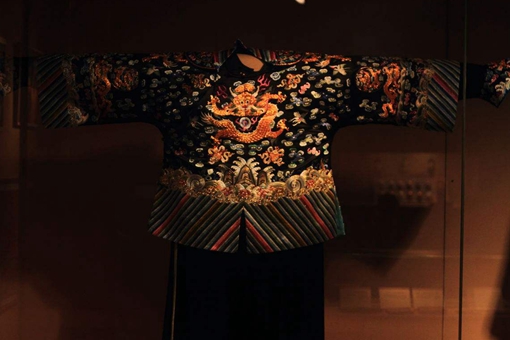 历史上龙袍一共出现过几种颜色?秦始皇的龙袍为什么是黑色的?