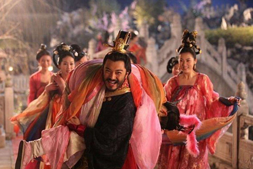 在古代如果你的妻子被皇帝看上要怎么办?古代人的选择真的是让人很无奈啊! 在古代如果你的妻子被皇帝看上要怎么办?古代人的选择真的是让人很无奈啊!