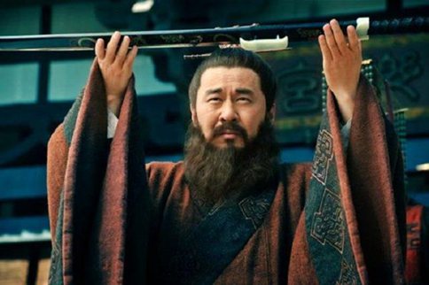 曹操和刘备谁更腹黑?曹操和刘备人设都是真实的么?