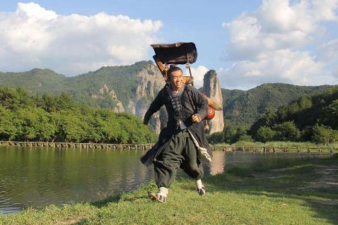 太监手里为什么拿着拂尘 太监手里的拂尘有什么用 太监手里为什么拿着拂尘 太监手里的拂尘有什么用