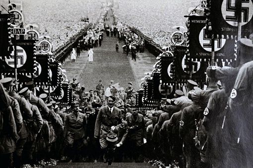 希特勒当年为何会收到德国民众狂热的追捧? 希特勒当年为何会收到德国民众狂热的追捧?