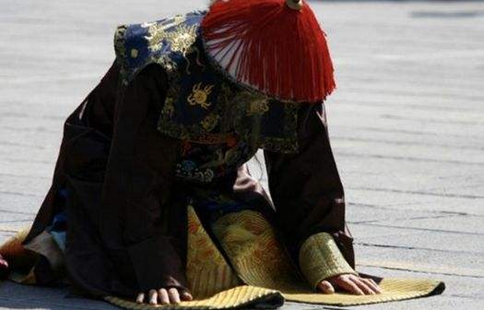 清朝官员下跪为什么要拍几下袖子?拍袖子有什么寓意?