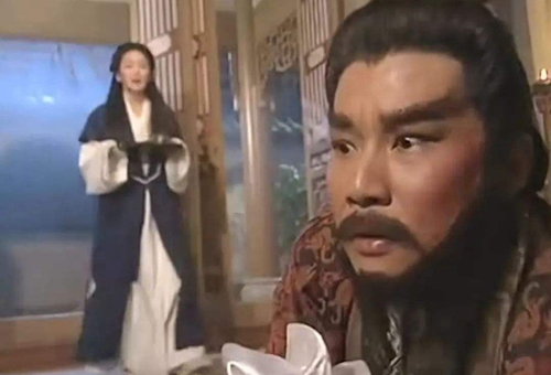 古装剧里面的妖怪为什么杀不了皇帝啊?