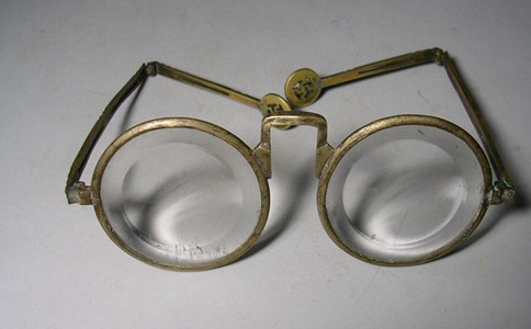 古人的眼镜长什么样子?古人如果近视了也是会戴眼镜的 古人的眼镜长什么样子?古人如果近视了也是会戴眼镜的