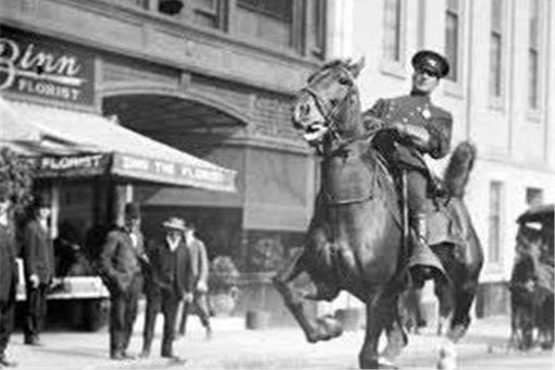 谭锦镛是谁 谭锦镛为何跳桥自杀