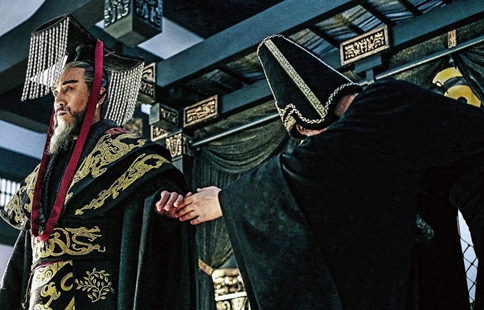 古代皇帝戴的帽子上为什么会有很多串珠子?珠子是用来干嘛的?