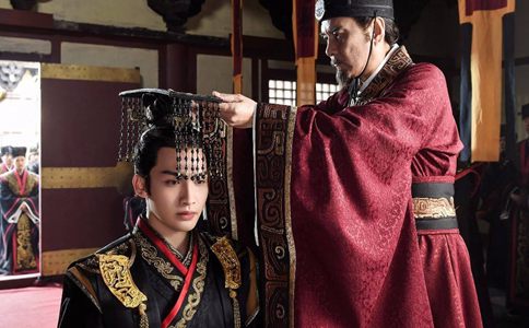 龙袍大多都是黄色,为什么秦汉时期的龙袍是黑色? 龙袍大多都是黄色,为什么秦汉时期的龙袍是黑色?