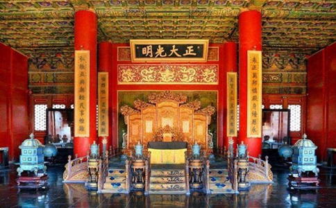 清代皇宫过年为什么不张贴红色对联而张贴白色的对联? 清代皇宫过年为什么不张贴红色对联而张贴白色的对联?