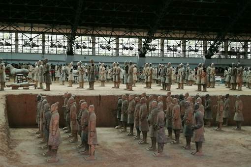 兵马俑中的陶俑,为什么都没有戴头盔? 兵马俑中的陶俑,为什么都没有戴头盔?