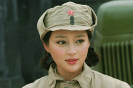 一军中女护士当年救下一小兵,22年后小兵成为了司令
