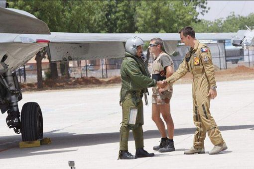 印度飞行员误降敌方机场,一句话化解尴尬 印度飞行员误降敌方机场,一句话化解尴尬