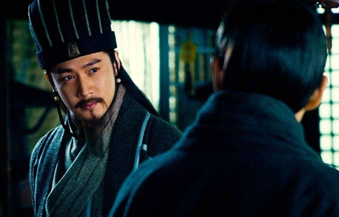 诸葛亮和李严都是托孤大臣为什么诸葛亮的权利更大?