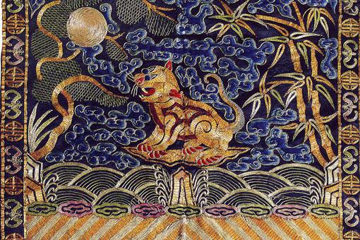 清朝官员见皇帝为什么要拍袖子?清朝服饰有什么特点?