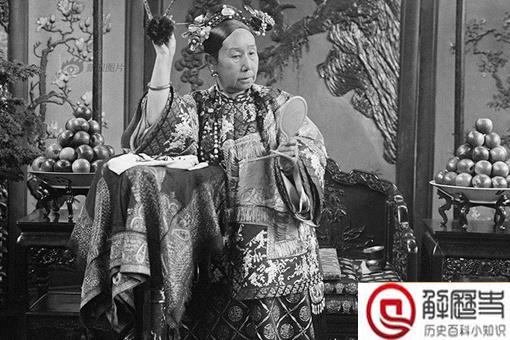 慈禧方便时旁边站个宫女口里面喊水是要干什么?