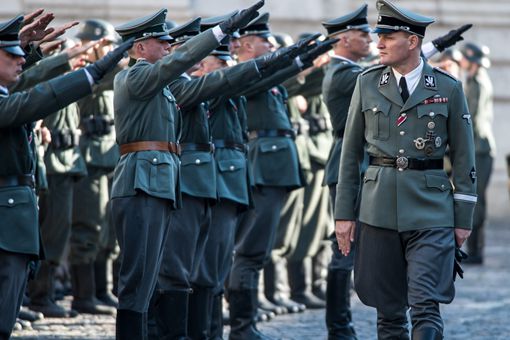 希特勒当年为何会收到德国民众狂热的追捧? 希特勒当年为何会收到德国民众狂热的追捧?