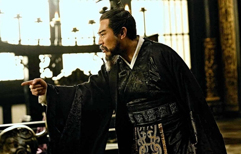 杨彪官位比曹操高时为什么不把曹操杀了?杨彪错失机会还赔上自己儿子