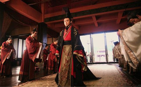 龙袍大多都是黄色,为什么秦汉时期的龙袍是黑色? 龙袍大多都是黄色,为什么秦汉时期的龙袍是黑色?