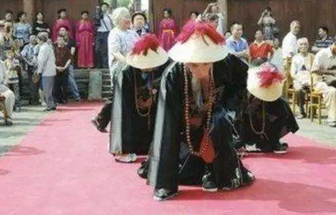 清朝官员下跪为什么要拍几下袖子?拍袖子有什么寓意?