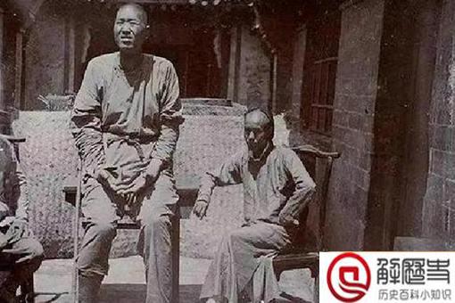 黄金荣收养的2米5的巨人是谁?黄金荣收养这巨人带来了什么好处?