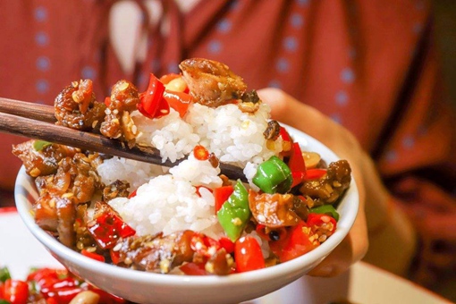 四川人吃辣菊花不辣吗?四川人表示辣并快乐着 四川人吃辣菊花不辣吗?四川人表示辣并快乐着