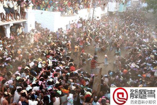 印度上千村民互扔牛粪送祝福 印度人为什么那么喜欢牛粪呢