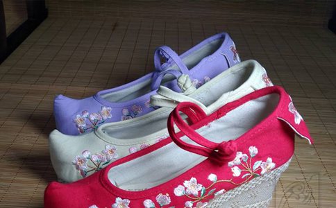 古人的鞋子长什么样?古人的鞋子前面为什么会向上翘?