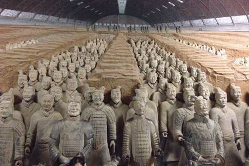 兵马俑中的陶俑,为什么都没有戴头盔? 兵马俑中的陶俑,为什么都没有戴头盔?