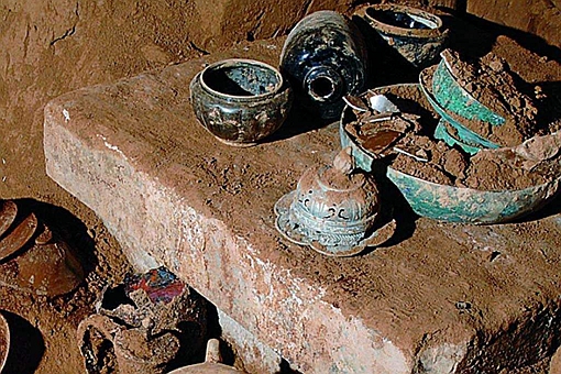 盗墓贼为什么总是能先一步比考古学家发现古墓呢?