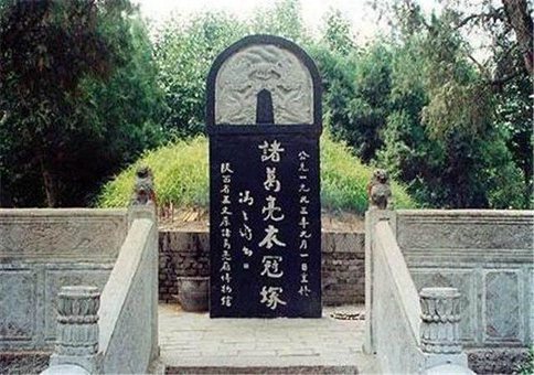诸葛亮死后为什么要求棺材往南抬绳断便葬? 诸葛亮死后为什么要求棺材往南抬绳断便葬?