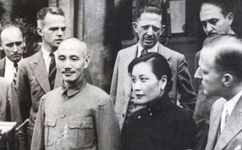 蒋介石一生四个老婆,为什么只生下了一个儿子? 蒋介石一生四个老婆,为什么只生下了一个儿子?