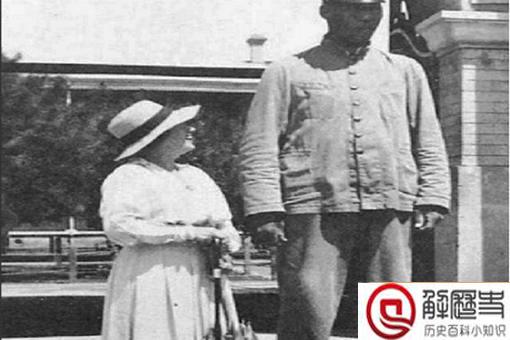 黄金荣收养的2米5的巨人是谁?黄金荣收养这巨人带来了什么好处?