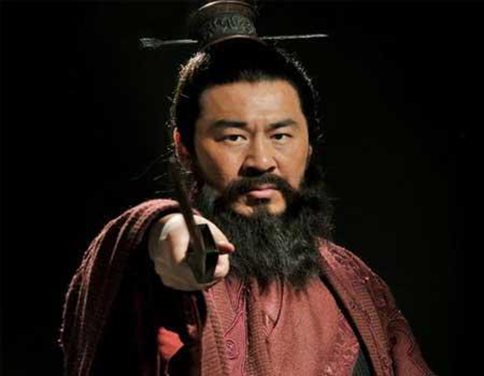 曹操在华容道被放走是谁决定的?诸葛亮真正意图是什么?