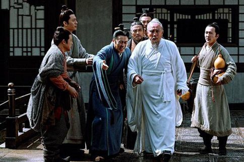 杨彪官位比曹操高时为什么不把曹操杀了?杨彪错失机会还赔上自己儿子 杨彪官位比曹操高时为什么不把曹操杀了?杨彪错失机会还赔上自己儿子