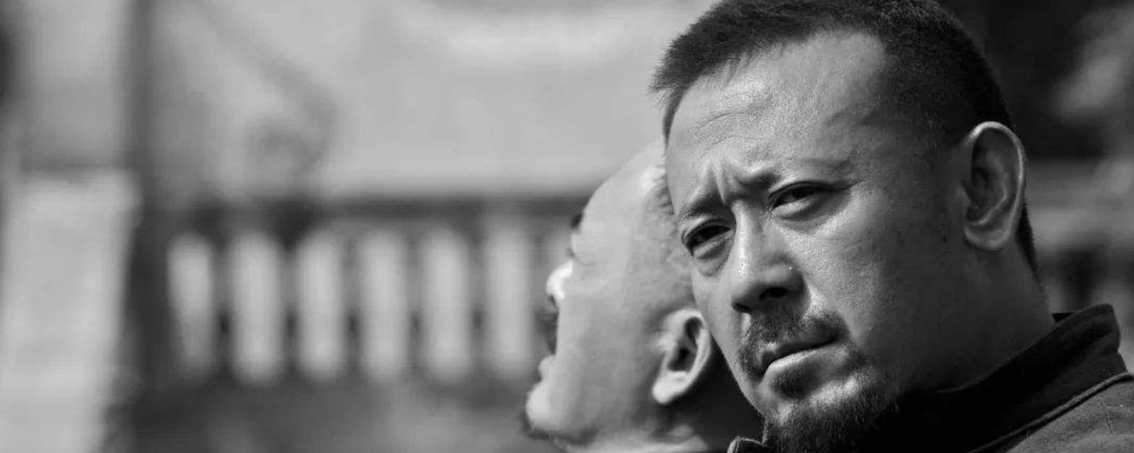 1.黄四郎没有死,他打死了武智冲,穿着汤师爷的衣服出现在了火车上.2.