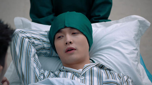 黄金瞳男主和谁在一起了 