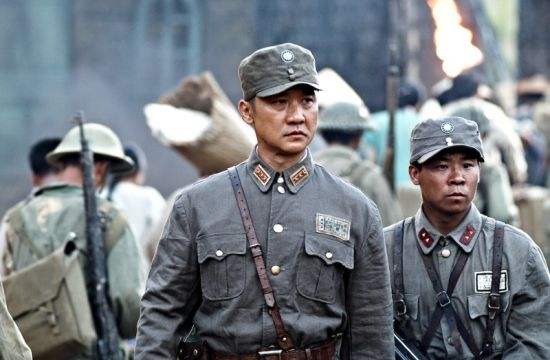 长子韩绍功(黄志忠  饰)是戴安澜(徐永革 饰)将军麾下的一名上校团长