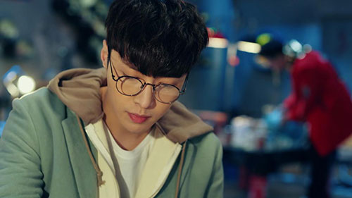 黄金瞳男主是谁演的 