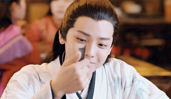 最开始有说杨洋,也有说吴磊的,不过最后定下来的是阳光大男孩侯明昊