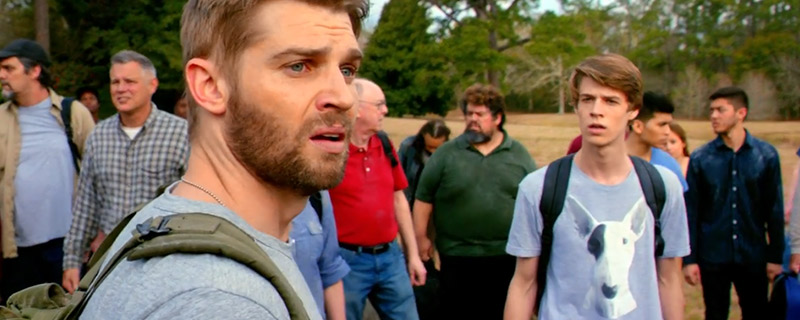 穹顶被击碎,芭比追击道恩至穹顶边缘的裂缝处,他舍弃亲情踩断踏板