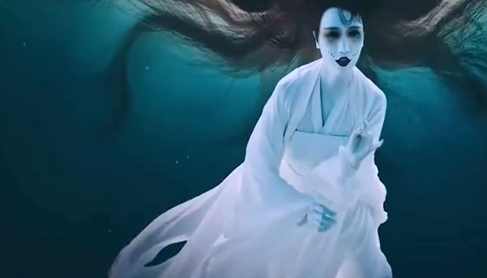 霍玲为什么梳头霍玲梳头的原因