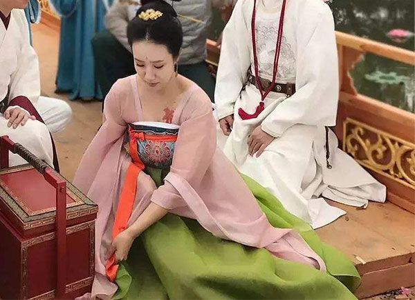 绅探夏露娜扮演者