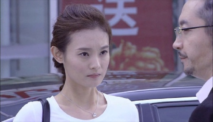 卖方的决心,而后杨小伟发现董薇薇鼻青脸肿的回到家便希望董微微辞职