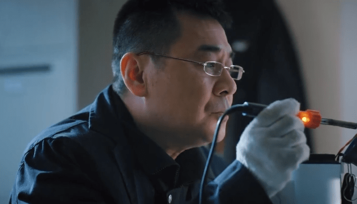 三叉戟中花儿和老虎什么关系
